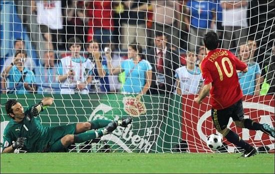 Fabregas sút thành công quả quyết định, đưa Tây Ban Nha vào bán kết EURO 2008.